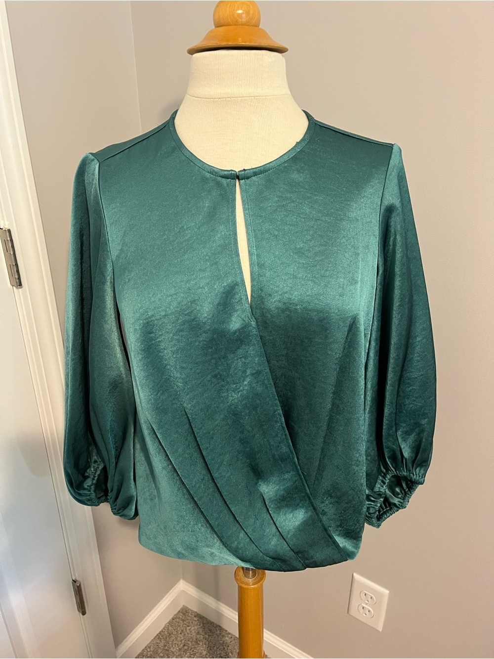 Karen Kane Green Satin Looking Crossover Blouse with Keyhole Sz XS NWT